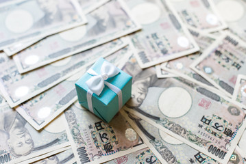プレゼント箱と一万円札
