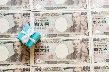 プレゼント箱と一万円札