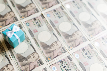 プレゼント箱と一万円札