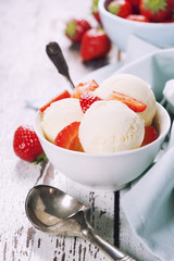 Vanilla ice cream with fresh strawberry