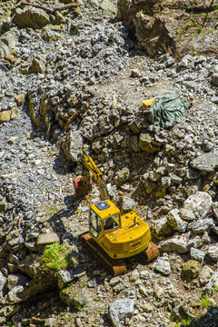 pelleteuse au fond d'un canyon