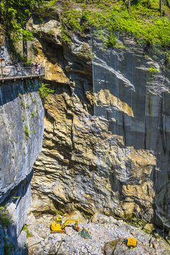 pelle m&eacute;canique au fond d'un canyon