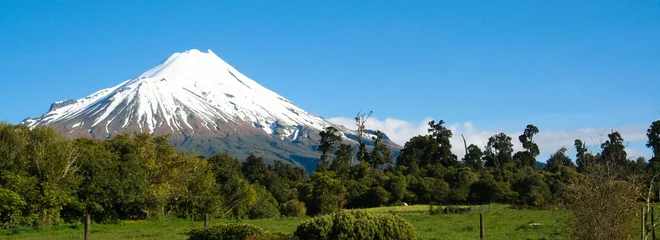 Gardinen View of Mount Taranaki, NZ © meny.arigur