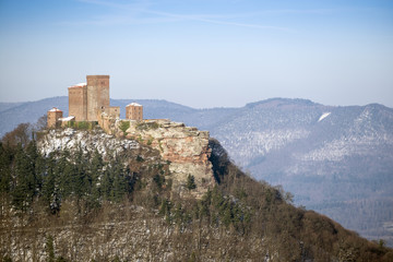 Obraz premium Die Reichsburg Trifels im Naturpark und Biosphärenreservat Pfälzerwald