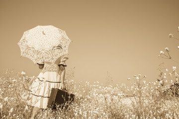 Reise des Lebens. Vintage Foto Hintergrund mit einem Mädchen im Sommer