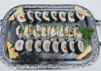 Sushi auf einer Servierplatte