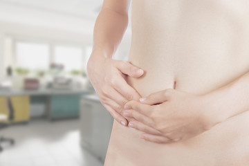 Donna con mani su pancia gastrite stress