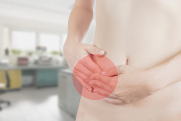 Donna con dolore pancia stress gastrite