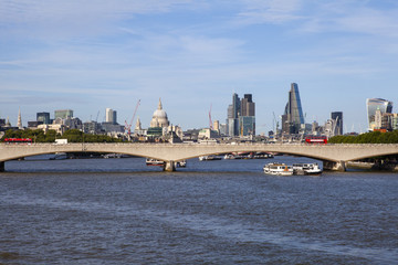 Fototapeta premium Waterloo Bridge and the London Skyline