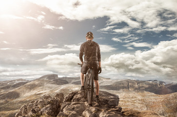 Fahrradfahrer auf bergspitze