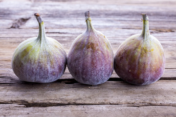 Obraz premium Figs whole shot front on on a wooden background 