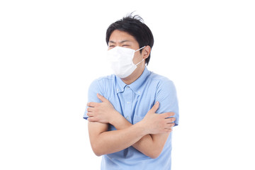 夏風邪　寒気　男性　半袖　ポロシャツ