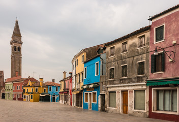 Fototapeta na wymiar street with colorful houses in Burano, Italy