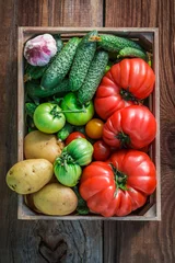 Tableaux sur verre Légumes Ripe vegetables in wooden box
