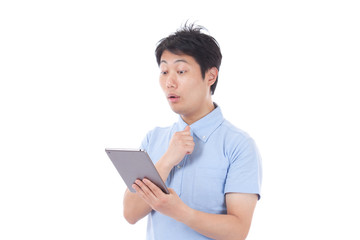 タブレット　納得　男性　ポロシャツ　半袖