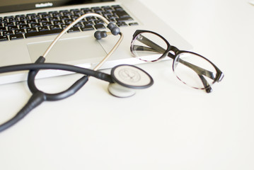 聴診器とパソコンと眼鏡