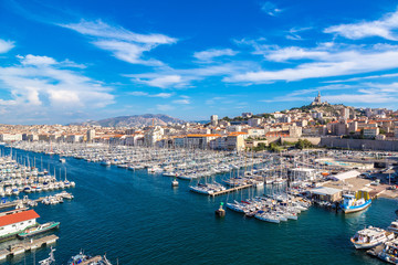 Fototapeta na wymiar Notre Dame de la Garde and olf port in Marseille, France