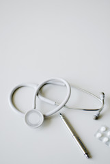 聴診器と薬とボールペン