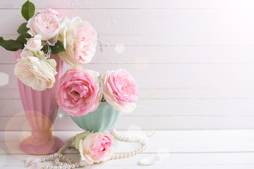 Obraz na płótnie Canvas Sweet pink roses flowers in vases