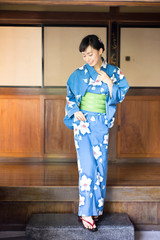 浴衣を着た女性