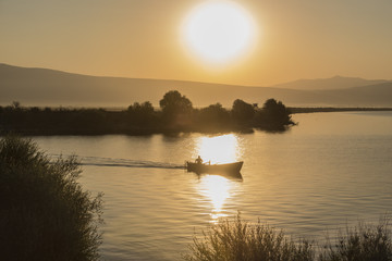 balıkçı teknesi ve gündoğumu hareketliliği