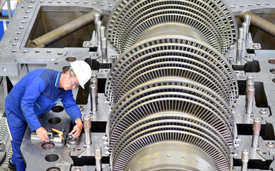 Techniker im Maschinenbau kontrolliert Maße einer Gasturbine // technician in mechanical...