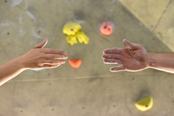 gemeinsam zum Erfolg - Hände reichen sich beim klettern // together for success - to join hands while climbing  - obrazy, fototapety, plakaty