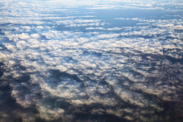 view from the bird's-eye view of the airplane window at the horizon and clouds