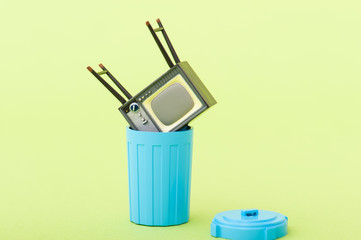 ゴミ箱に捨てられたブラウン管テレビ