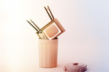 ゴミ箱に捨てられたブラウン管テレビ