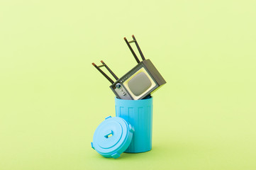 ゴミ箱に捨てられたブラウン管テレビ