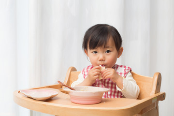食事をするこども