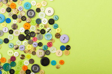 たくさんのカラフルなボタン