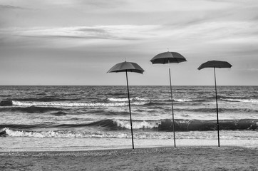 Tre ombrelloni in spiaggia