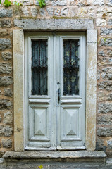 Fototapeta na wymiar Wooden door in old house