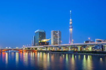Fototapeta na wymiar Tokyo city view with Tokyo sky tree and river in evening