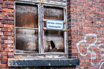 Betreten verboten Einsturzgefahr Fenster