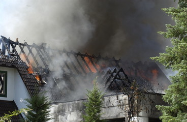 Wohnhausbrand - Feuerwehr im Einsatz - 86708575