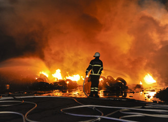 Brand eines Reifenlagers - 86710593