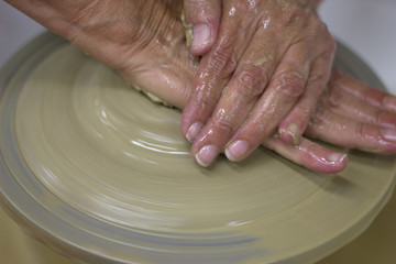 Alfarería. Manos de alfarero en el torno / Potter's hands on the wheel. Traditional handmade ceramic pots