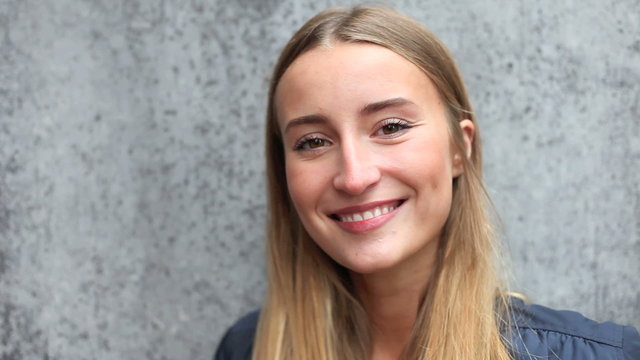 Attraktive junge Frau l&auml;chelt freundlich