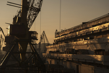 Obraz premium Silhouette of cranes and warehouses in Odessa