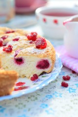 Sponge cake with raspberries
