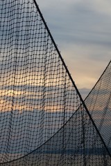 Zum Trocknen aufgeh&auml;gte Fischernetze