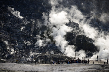rauch im krater mit touristen