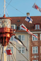 Bunte Flaggen an altem Segelboot