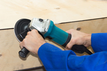 Grinding the wooden boat by cutting grinder process
