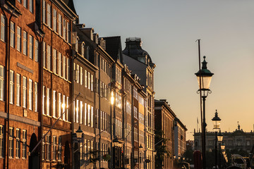 Fassaden im Abendlicht in Nyhavn in Kopenhagen