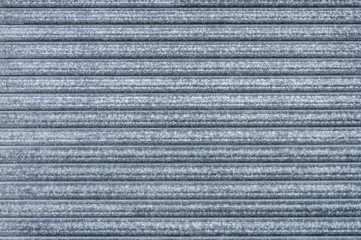 Hintergrund neuwertiges Rolltor aus feuerverzinktem Eisenblech