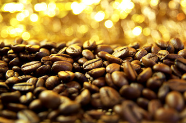 Frisch geröstete Kaffeebohnen als Makroaufnahme mit leuchtendem Hintergrund